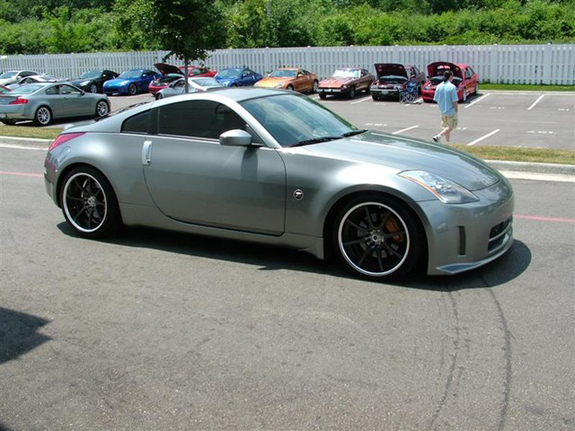 350z with aftermarket bumper paint and grill installed by Car Medics